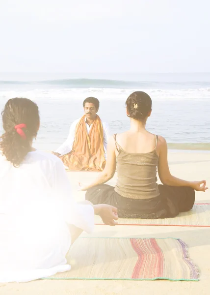 Personas haciendo ejercicio de yoga — Foto de Stock