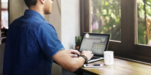 Homem trabalhando com laptop — Fotografia de Stock