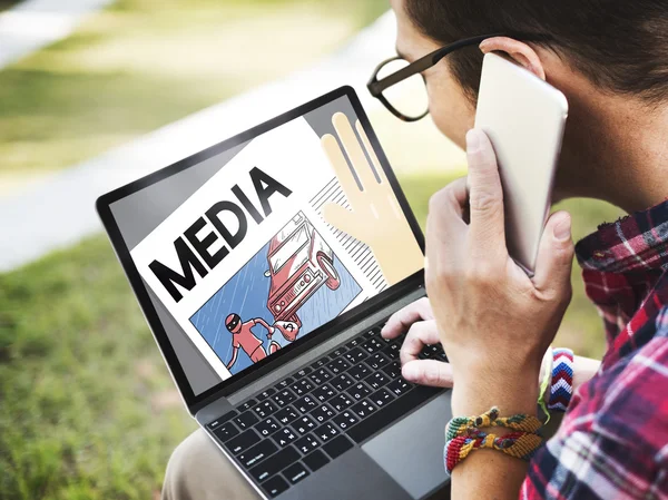 Man aan het werk met laptop in park — Stockfoto