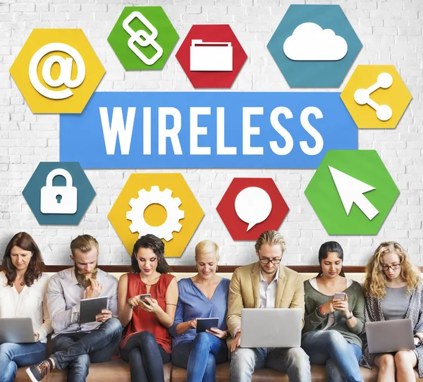 As pessoas sentam-se com dispositivos e Wireless — Fotografia de Stock