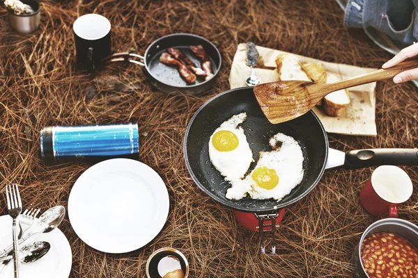 Cooking breakfast outdoors — Stock Photo, Image