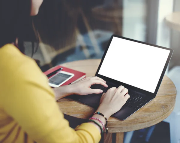 Femme utilisant un ordinateur portable dans le bureau — Photo