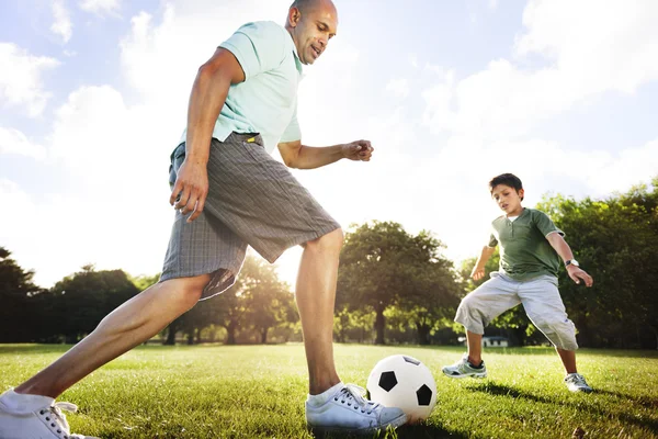 Ayah bermain sepak bola dengan anak kecil — Stok Foto