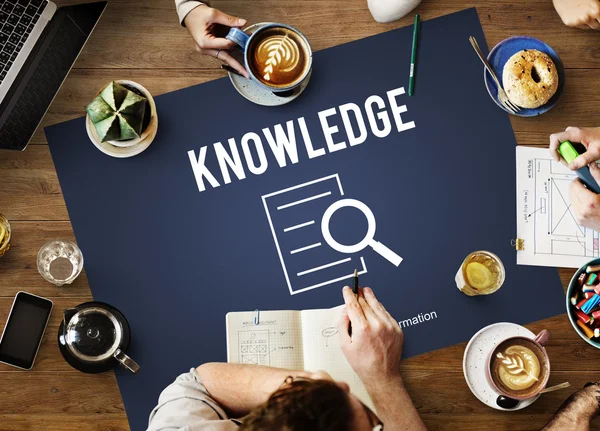 Tisch mit Plakat mit Wissenskonzept — Stockfoto