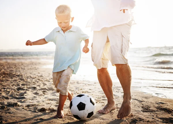 Pai com filho na praia — Fotografia de Stock