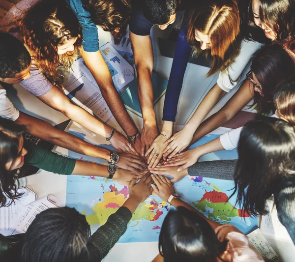 Les gens se serrent la main, symbole d'unité — Photo