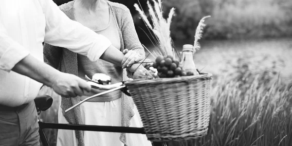 Üst düzey çift birlikte yürüme — Stok fotoğraf