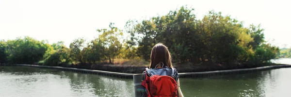 Chica viajando con mochila —  Fotos de Stock