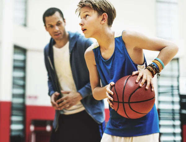 Treinador de basquete com menino — Fotografia de Stock