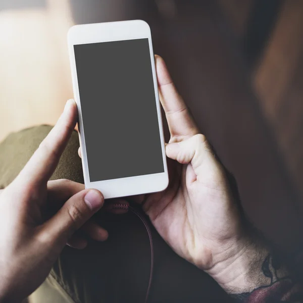 Hände, die Handy halten — Stockfoto