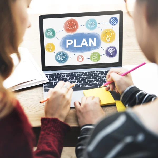 Vrouwen studeren met computer — Stockfoto