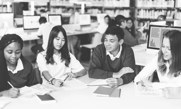 Studenten van de diversiteit in de klas — Stockfoto