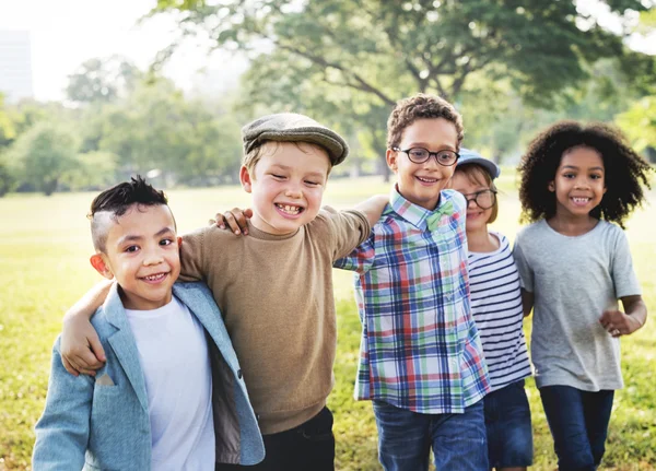 Bambini ridono e si divertono — Foto Stock