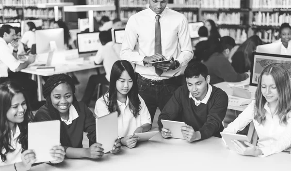 Insegnante con gruppo di studenti — Foto Stock