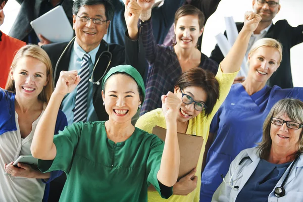 Persone felici alzano le mani — Foto Stock