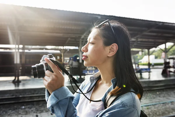 Mulher viajando com câmera — Fotografia de Stock