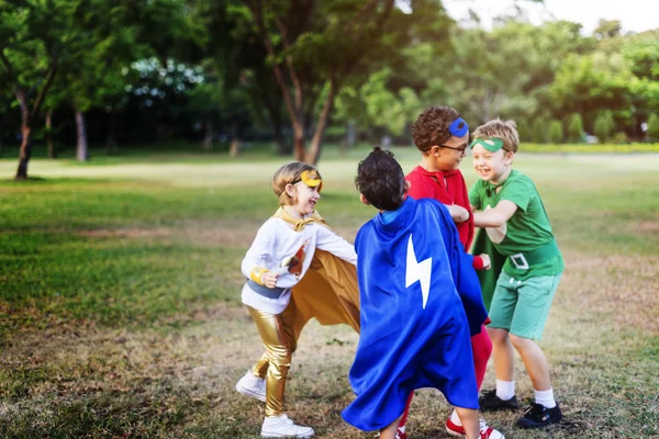 Superhéroe Niños jugando al aire libre —  Fotos de Stock