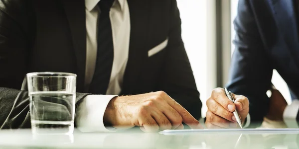 Zakelijke partners aan tafel — Stockfoto