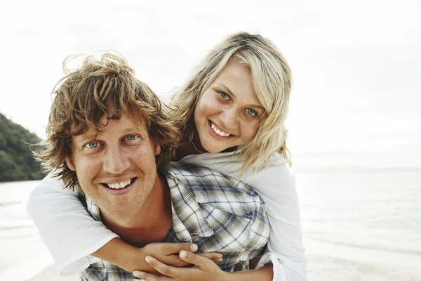 Dulce pareja en la playa — Foto de Stock