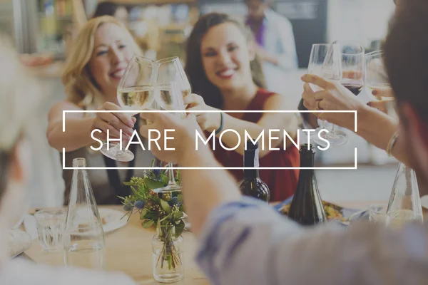 Glada kvinnor grillas med vin på restaurang — Stockfoto