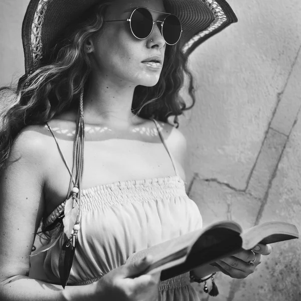 Woman  Reading Book — Stock Photo, Image