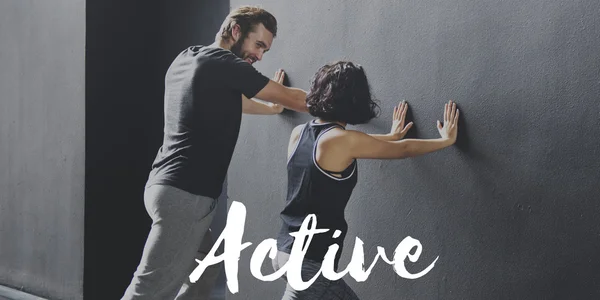 Sportliches Paar macht Übungen — Stockfoto