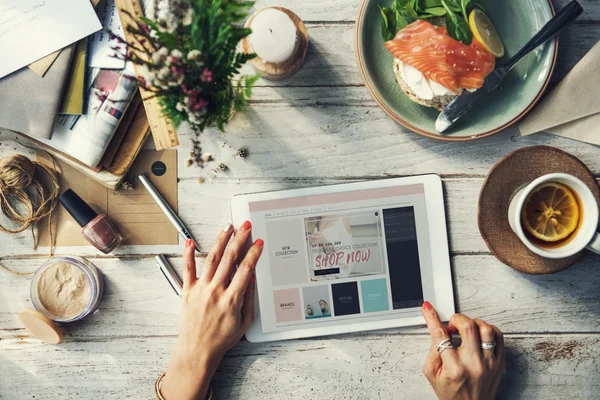 Vrouw die tablet gebruikt — Stockfoto