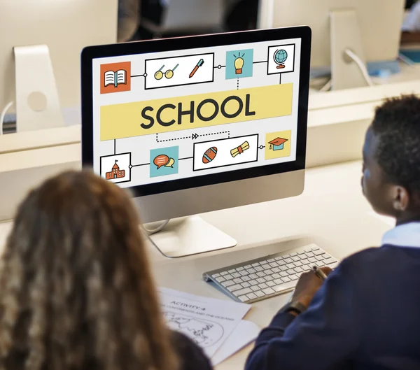 Klasskompis eleverna med datorn — Stockfoto