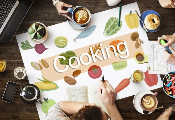 Стол с плакатом с концепцией приготовления пищи — стоковое фото