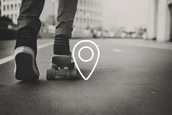 Homem jovem andar de skate — Fotografia de Stock