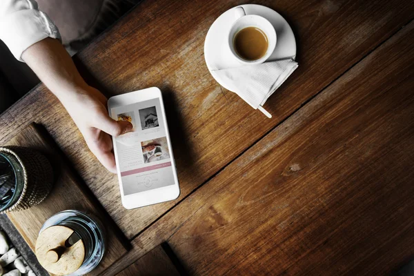 Ragazza Navigando telefono cellulare — Foto Stock