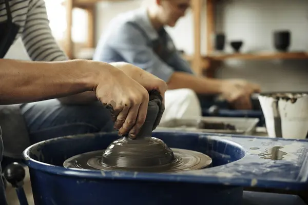 Artistas trabajando en estudio de diseño — Foto de Stock