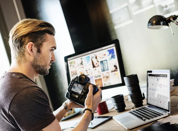 Uomo che lavora con il computer — Foto Stock