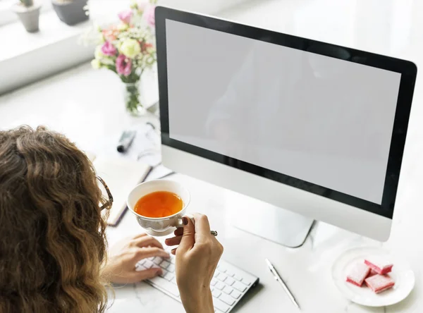 Mulher usando computador — Fotografia de Stock