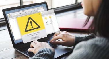 bilgisayar sorunlu kadın