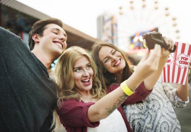 Arkadaşlar iyi eğlenceler eğlence parkı