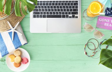 laptop ve macarons üstünde okul sırası