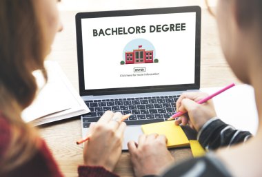 Laptop ile okuyan kız