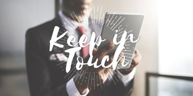 Elinde tablet tutan bir iş adamı 