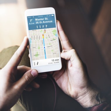 telefonu kullanan adam 