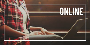 İşadamı dizüstü bilgisayarla çalışıyor