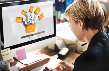 Bilgisayarda çalışan iş kadını