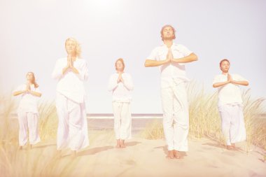 Kumsalda yoga yapmak insanlar