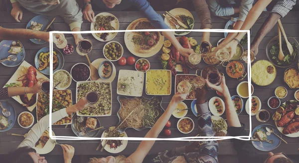 Menschen beim Abendessen — Stockfoto