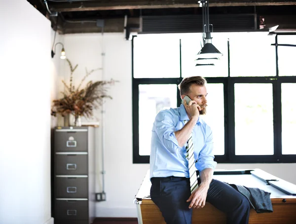 Uomo d'affari che lavora in ufficio — Foto Stock