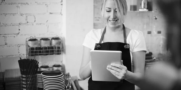 Barista arbeitet im Café — Stockfoto