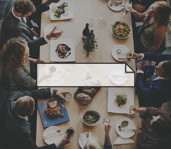 Persone diverse che cenano insieme — Foto Stock