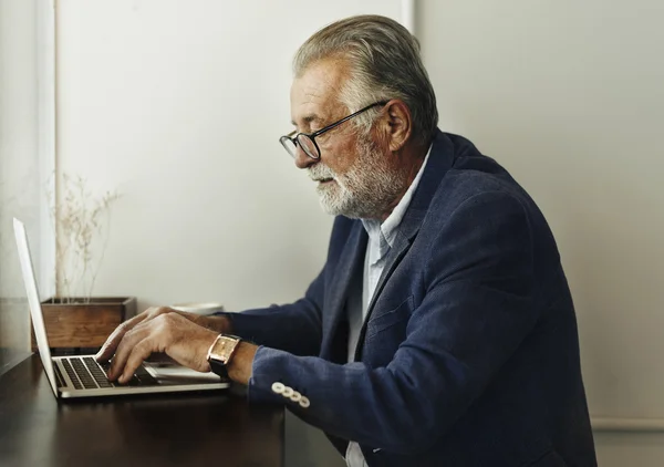 Knappe zakenman in café — Stockfoto