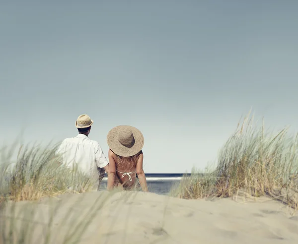 Couple regardant Vue sur la plage — Photo