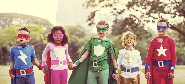 Kinderen in superheld kostuums — Stockfoto